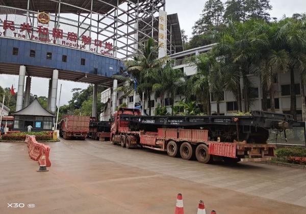 中老铁路平板车出关