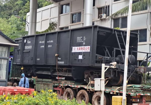 中老铁路漏斗车出关
